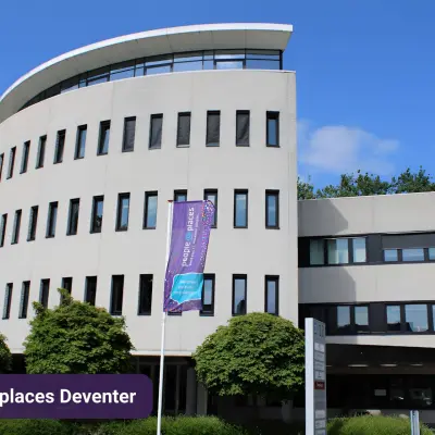Modern kantoorpand aan de Keulenstraat 12 in Deventer voor verhuur, gelegen in een groene omgeving met opvallende architectuur. Geschikt voor iedereen die kantoorruimte wil huren.