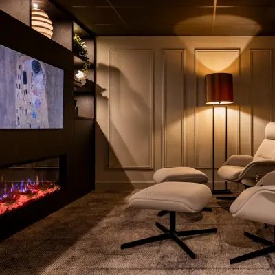 Warme kantoorruimte huren op Diemerhof 42 in Diemen met comfortabele zitstoelen, moderne verlichting en een sfeervolle open haard. Ideaal voor ontspannen gesprekken of informeel overleg.