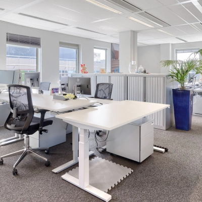 Kantoorruimte huren in Diemen met moderne bureaus en comfortabele stoelen, veel natuurlijk licht en groene planten. Geschikt voor diverse zakelijke activiteiten.