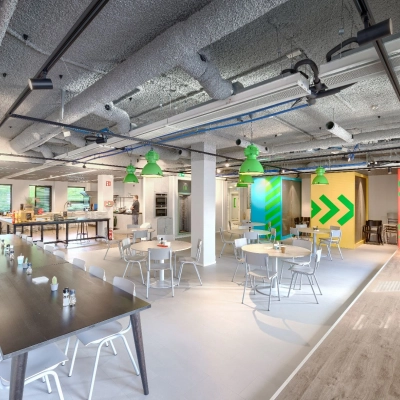 Gezellige, gemeubileerde kantoorruimte huren op Wisselwerking 40-48, Diemen. Open floorplan met kleurrijke elementen en moderne meubels, ideaal voor samenwerking en ontspanning in een levendige werkomgeving.