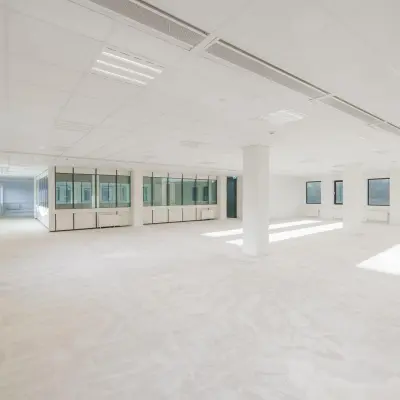 Lichte, ruime kantoorruimte te huur in Diemen, Wisselwerking 40-48, met grote ramen en veel natuurlijk licht, ideaal voor creatieve werkplekken en kantoren.