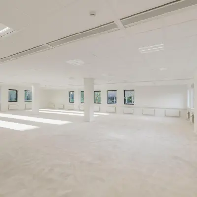 Ruime, lichte kantoorruimte op Wisselwerking 40-48 in Diemen, geschikt voor huur. De open indeling biedt veel mogelijkheden voor verschillende kantooropstellingen en werkplekken.