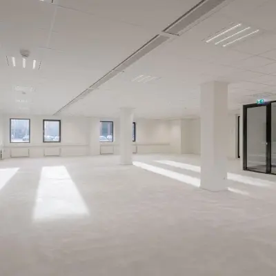 Ruime en lichte kantoorruimte voor huur op Wisselwerking 40-48 in Diemen met veel ramen en moderne glazen deuren.