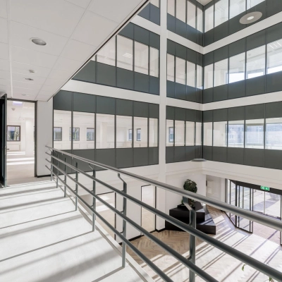Binnenkant van een kantoorpand aan Wisselwerking 40-48 in Diemen, met meerdere verdiepingen en veel glas. Lichte en open ruimte geschikt voor kantoorruimte huren.