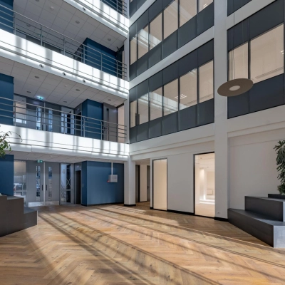 Open, licht atrium in het kantoorpand op Wisselwerking 40-48, Diemen. Ideaal voor kantoorruimte huren met moderne afwerking en natuurlijk daglicht.