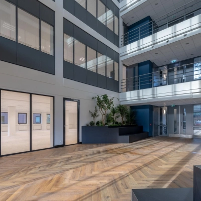 Open entree van het kantoorpand op Wisselwerking 40-48 in Diemen, met houten vloer en veel natuurlijk licht. Ideale ruimte voor kantoorruimte huren.