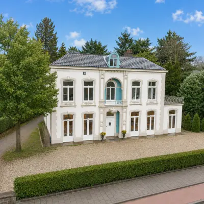 Klassiek kantoorpand aan de Dorpsstraat 77 in Doorn, omgeven door groen. Perfect voor wie kantoorruimte wil huren in een rustige omgeving.
