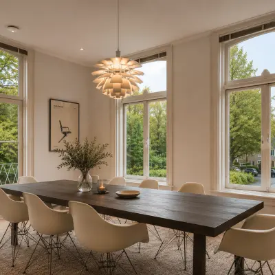 Ruime vergaderruimte met houten tafel en designstoelen, omringd door grote ramen die veel natuurlijk licht binnenlaten. Ideaal voor kantoorruimte huren op Dorpsstraat 77, Doorn.
