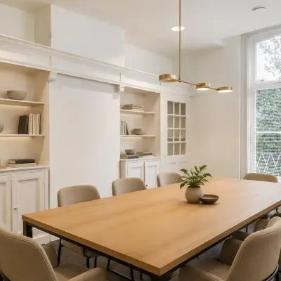 Stijlvolle vergaderruimte met houten tafel, comfortabele stoelen en ingebouwde kasten in kantoorpand Dorpsstraat 77, Doorn.