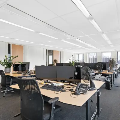 Ruime kantoorruimte op Celsiusstraat 34 in Ede, met moderne bureaus en ergonomische stoelen, ideaal om te huren voor bedrijven die een lichte en efficiënte werkomgeving zoeken.