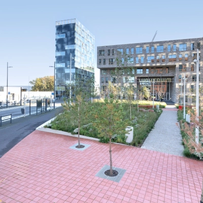 Exterieur van kantoorpand aan Flight Forum 120-159, Eindhoven Airport, geschikt voor kantoorruimte huren, omgeven door groen en nabij de ingang.