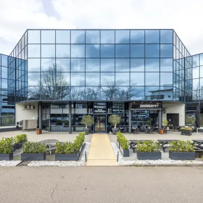 Modern kantoorpand gelegen aan Luchthavenweg 81, Eindhoven Airport. Glasgevel met strakke lijnen, omgeven door een verzorgd buitengebied. Ideaal voor kantoorruimte huren.