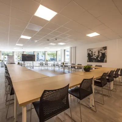 Ruime, lichte kantoorruimte met moderne inrichting en grote ramen op Eindhoven Airport. Ideaal voor conferenties of vergaderingen. Beschikbaar voor kantoorruimte huren.
