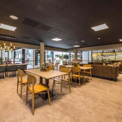 Stijlvolle en ruime werkplek met moderne meubels en veel licht bij Eindhoven Airport. Ideaal voor kantoorruimte huren. Strakke afwerking met comfortabele zitplekken en vergadertafels.