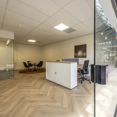 Stijlvolle kantoorruimte huren op Luchthavenweg 81, Eindhoven Airport. Ruimte met glazen wanden, moderne inrichting en houten vloer. Ideaal voor zakelijke bijeenkomsten en flexibel werkplekgebruik.