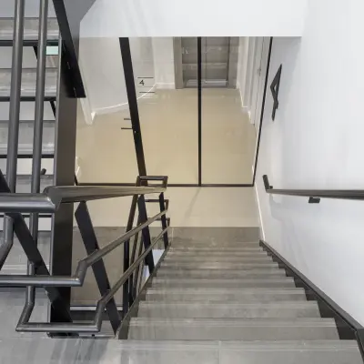 Trap binnen in een kantoorpand aan de Paradijslaan, Eindhoven Centrum. Voor huur van kantoorruimte met moderne inrichting.