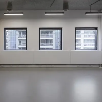 Lichte kantoorruimte met drie ramen en een houten wand in het kantoorpand aan de Paradijslaan 30-38, Eindhoven Centrum. Ideaal voor bedrijven die kantoorruimte willen huren.