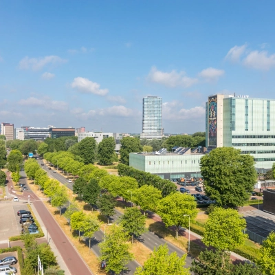 Panoramisch uitzicht op Eindhoven Centrum vanaf Professor Dr Dorgelolaan 14, met kantoorgebouwen en een groene omgeving. Een ideale locatie om kantoorruimte te huren.