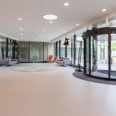 Ruim en licht kantoorpand gelegen op Professor Dr Dorgelolaan 14, Eindhoven Centrum. Moderne entree met comfortabele zitplaatsen en grote glazen gevels. Ideaal voor kantoorruimte huren.