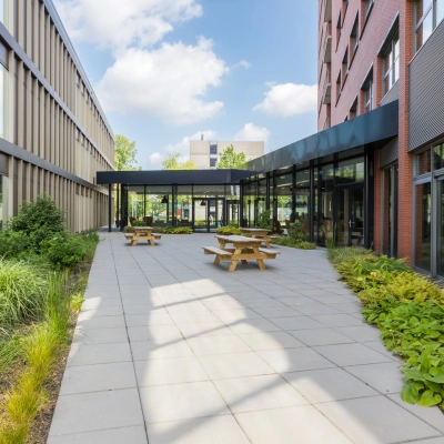 Kantoorpand op Professor Dr Dorgelolaan 14, Eindhoven Centrum. Ruime buitenplaats met moderne architectuur en groene accenten. Perfecte plek voor een pauze of informele ontmoeting. Geschikt voor wie kantoorruimte wil huren.
