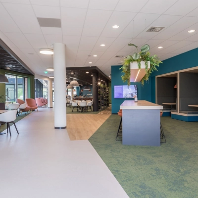 Modern kantoorpand op Professor Dr Dorgelolaan 14 in Eindhoven Centrum, met stijlvolle werkruimtes. Groene en blauwe accenten verrijken het interieur, geschikt voor diverse zakelijke activiteiten.