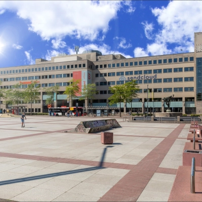 Kantoorruimte huren aan het Stadhuisplein 10 in Eindhoven Centrum met modern gebouw en ruime buitenruimte.