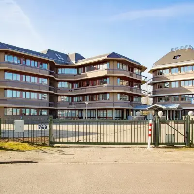 Gevel van een kantoorpand op Croy 7, Eindhoven De Hurk, met moderne architectuur en meerdere verdiepingen.