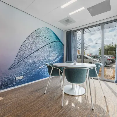 Kantoorruimte huren op Hurksestraat 60, Eindhoven De Hurk, met moderne inrichting, grote ramen en wanddecoratie.