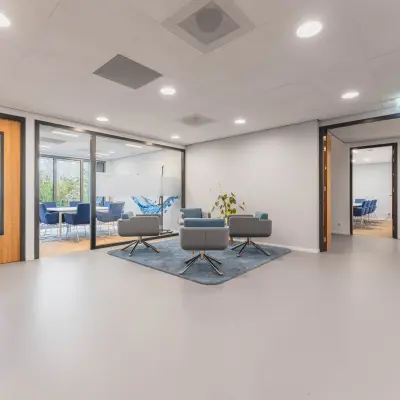 Kantoorruimte in Eindhoven De Hurk aan Hurksestraat 60, met moderne inrichting, zithoek en vergaderruimte. Perfect voor kantoor huren.