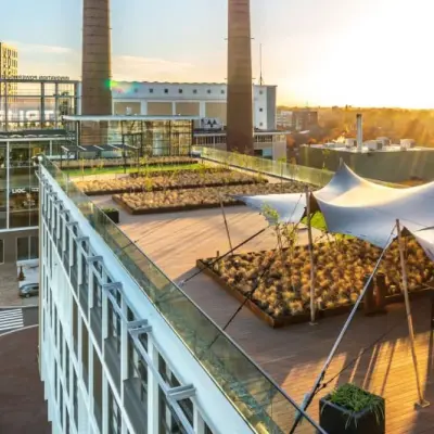 Dakterras van kantoorpand op Achtseweg Zuid 159R in Eindhoven Strijp-S, met moderne constructies en uitzicht over de stad. Ideaal voor vergaderingen tijdens werkpauzes.