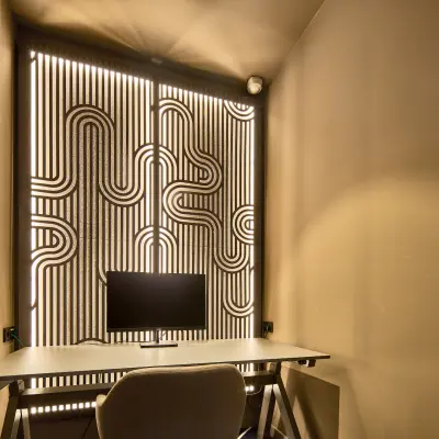 Moderne kantoorruimte huren in Eindhoven Strijp-S, met sfeervolle verlichting en een stijlvol bureau, ideaal voor productief werken.