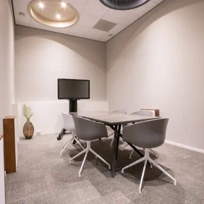 Stijlvolle vergaderruimte te huur in kantoorpand Torenallee 20, Eindhoven Strijp-S, met moderne meubels en presentatiescherm.