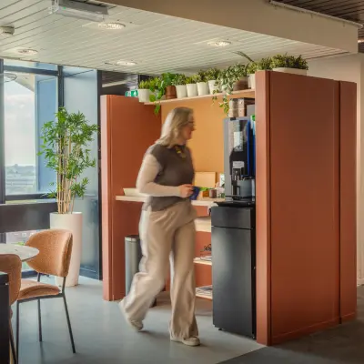 Moderne kantoorruimte in Eindhoven Strijp-S met een gezellige zithoek, veel groen en uitzicht op de stad, ideaal voor het huren van een inspirerend kantoorpand.