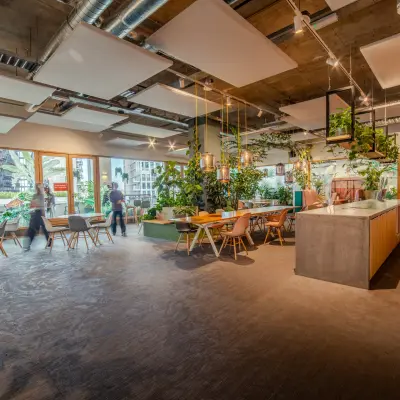 Ruime en moderne kantoorruimte met veel groen en grote ramen op Torenallee 20, Eindhoven Strijp-S. Ideaal voor kantoorruimte huren, ingericht met diverse werkplekken en een open indeling.