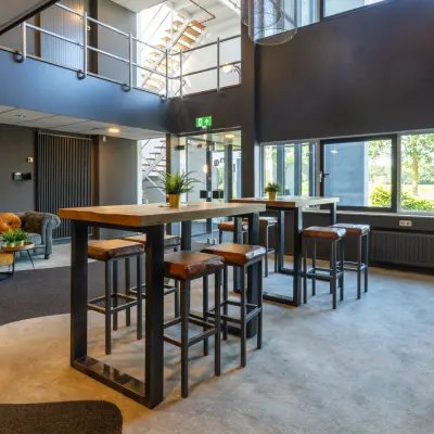 Stijlvolle kantoren te huur in Enschede met een moderne inrichting; hoge plafonds, veel natuurlijk licht en comfortabele meubels bieden een inspirerende werkomgeving.