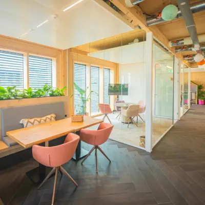Moderne kantoorruimte in Enschede met glazen wanden, houten details en stijlvolle meubels biedt lichte en inspirerende werkplekken. Ideaal om te huren voor een professioneel en aangenaam kantoorpand.