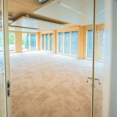 Ruime, moderne kantoorruimte te huur op Moutlaan 1-23 in Enschede met veel natuurlijk licht door grote raampartijen en een strak design.