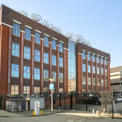 Ruim kantoorpand op Piet Heinstraat 12 in Enschede met moderne architectuur, ideaal voor bedrijven die kantoorruimte willen huren.