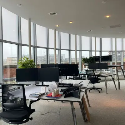 Moderne kantoorruimte huren op Piet Heinstraat 12 in Enschede met ruime bureaus, comfortabele stoelen en grote ramen voor veel natuurlijk licht.