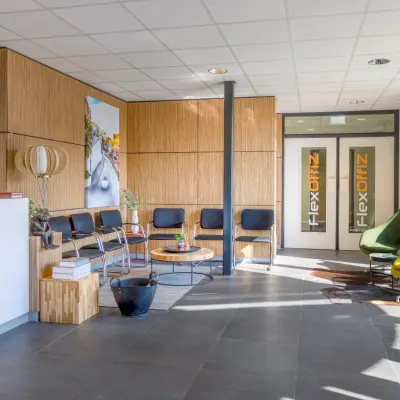 Kantoorruimte huren in Gorinchem aan de Techniekweg 15, met een moderne wachtruimte, comfortabele stoelen en een warme uitstraling.