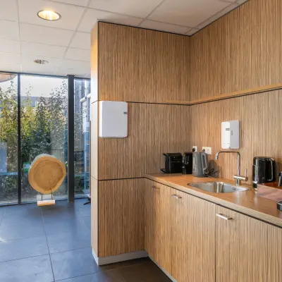 Moderne pantry in kantoorpand aan de Techniekweg 15, Gorinchem, met stijlvolle houten afwerking en moderne voorzieningen ideaal voor kantoorruimte huren.