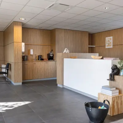 Moderne kantoorruimte op Techniekweg 15 in Gorinchem met stijlvolle houten panelen en een uitnodigende balie. Perfect om je volgende kantoorpand te huren.