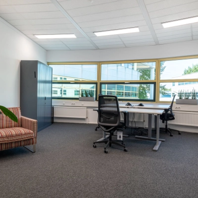 Kantoorruimte huren op Groningenweg 8 8 in Gouda met een groot raam voor natuurlijk licht, voorzien van bureau, stoelen en kast; ideaal voor kleine bedrijven.