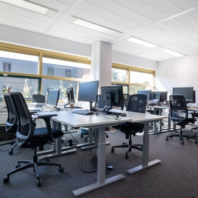 Lichte kantoorruimte in Gouda aan Groningenweg 8 8 met diverse bureaus en stoelen, ideaal voor kantoor huren. Grote ramen zorgen voor veel natuurlijk licht.
