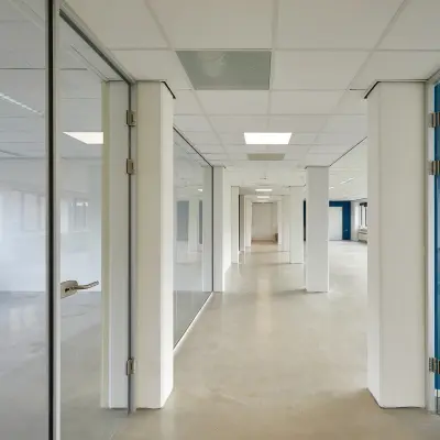 Onbekleedde kantoorruimte in Groningen op Schweitzerlaan 12, met grote ramen en glazen scheidingswanden. Ideaal voor flexibel kantoor in te richten of te huren.