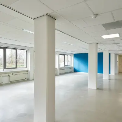 Ruime lichtovergoten kantoorruimte te huur met grote ramen aan Schweitzerlaan 12 in Groningen. De ruimte is open en zonder meubilair, ideaal voor personalisatie van jouw nieuwe kantoorpand.