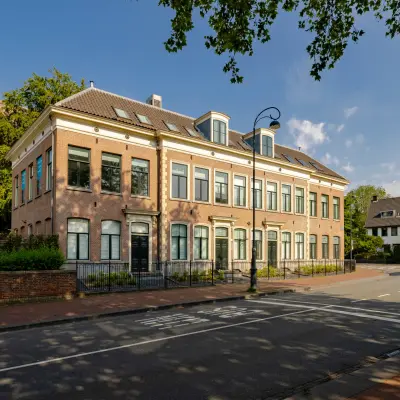 Gevel van het kantoorpand aan Kennemerplein 20, Haarlem Centraal Station, met klassieke bakstenen architectuur en een rustige straatomgeving.