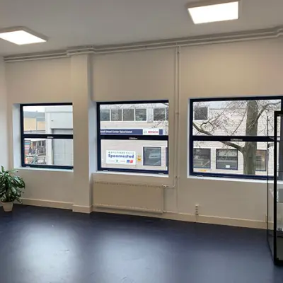 Kantoorruimte te huur op Nijverheidsweg 50 in Haarlem Oost met grote ramen die zorgen voor veel lichtinval. De ruimte is ongemeubileerd en biedt een flexibele indeling voor diverse kantooractiviteiten.