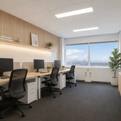 Lichte en moderne kantoorruimte in Haarlem Waarderpolder, ideaal voor kantoorruimte huren met vier bureaus, comfortabele stoelen en een fraai uitzicht. Perfect voor werkplekken in een kantoorpand.