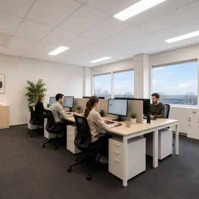 Zakelijk ingerichte kantoorpand met werknemers aan bureaus en uitzicht op Haarlem Waarderpolder. Ideaal voor kantoorruimte huren met alle benodigdheden voor productief werk.